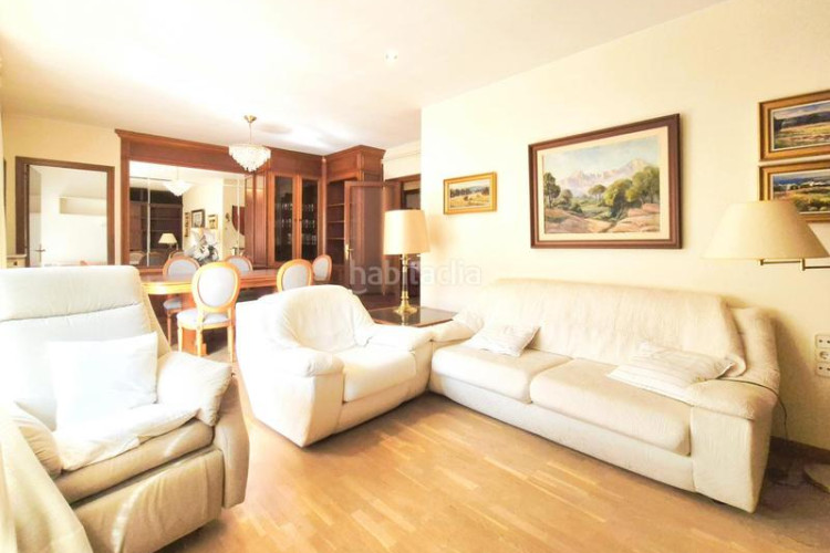 Piso de 137 m2 amb 4 hab i balco 10 m2 oest al carrer ireneu a 50 metres rambla en Terrassa