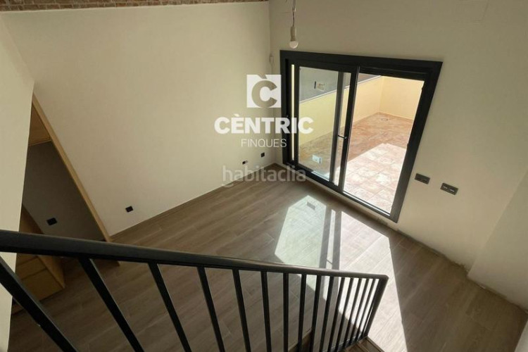 Dúplex  de obra nueva de 2 habitaciones buhardilla multifuncional y terraza en Terrassa