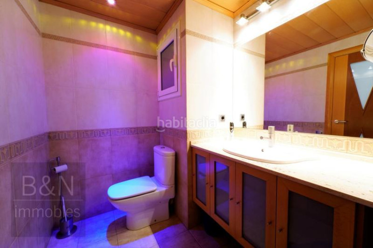Piso una vivienda reformada, llena de luz natural, de estilo moderno y equipada con muebles hechos a medida! en Terrassa