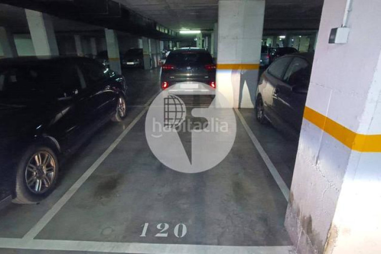 Piso bonito piso de 85 m2, 3 hab, 2 baños, galería, balcón, pk y zona comunitaria, en zona olímpica en Terrassa