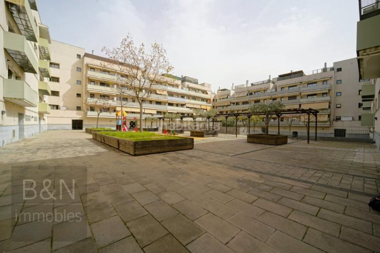 Piso te vas a enamorar de su carácter! amplio, luminoso, con zona comunitaria y plaza de párquing con trastero en Terrassa