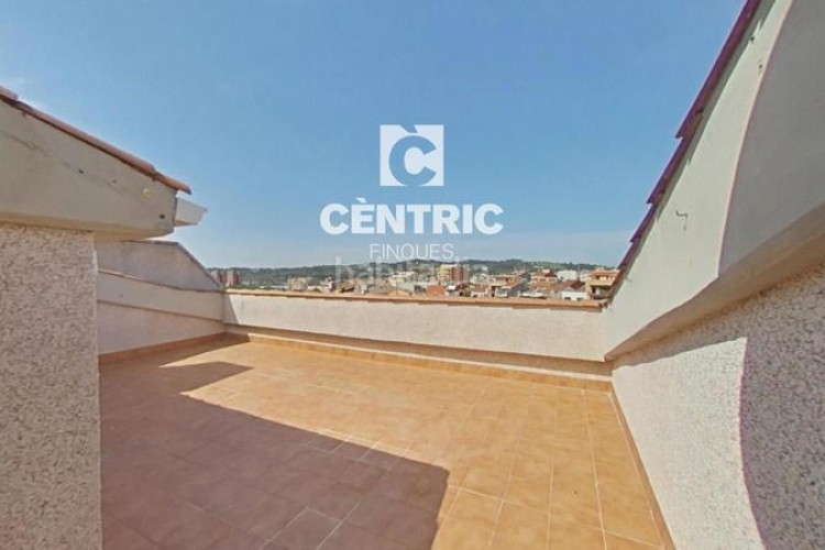Dúplex piso espacioso con 4 habitaciones gran inversión ! en Terrassa