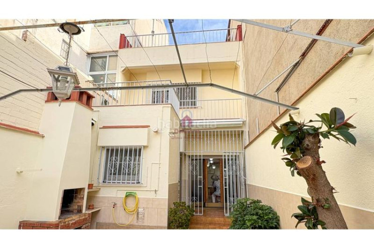 Casa  en venta en la gripia, en carrer borges blanques de 220m construidos con salida a patio de 40m, tres terrazas y en Terrassa