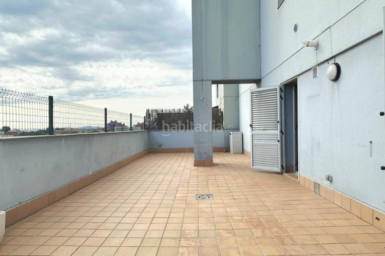 Ático atico 102 m2 con terraza de 53 m2 a pie de comedor incluye parquing y tratero en avenida madrid tocando estacio est en Terrassa
