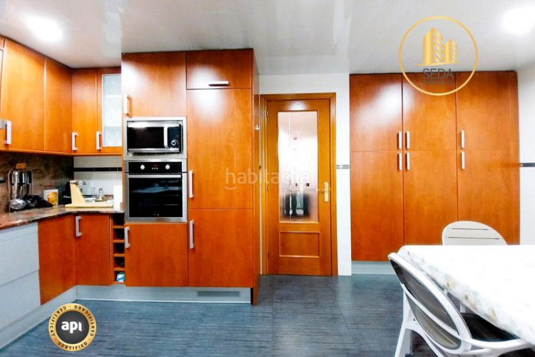 Casa impecable casa unifamiliar renovada con 4 plantas, garaje triple y estudio con chimenea en la gripia en Terrassa