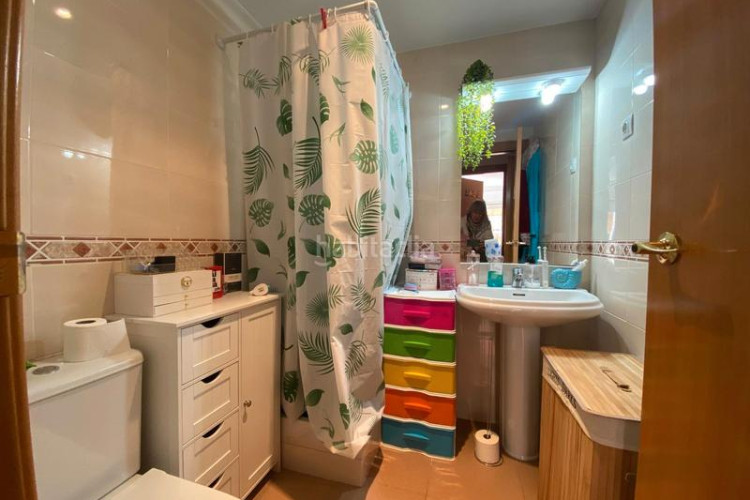 Piso zona de siglo xx. piso de 2habs + 1lav + trastero + pk opcional en Terrassa