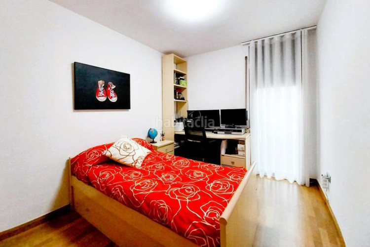 Casa magnifica casa unifamiliar de 230 m2 con 3 hab dobles y gran estudio 55 m2 en Terrassa