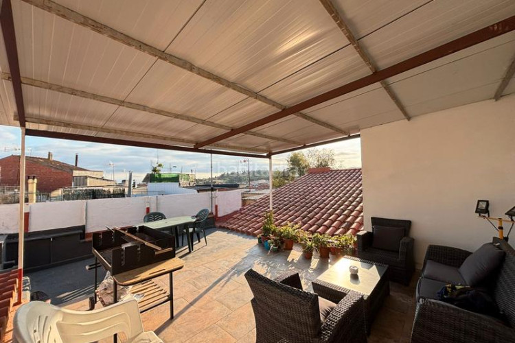 Casa adosada unifamiliar adosada, 4 habitaciones, gran garaje y terraza en Terrassa