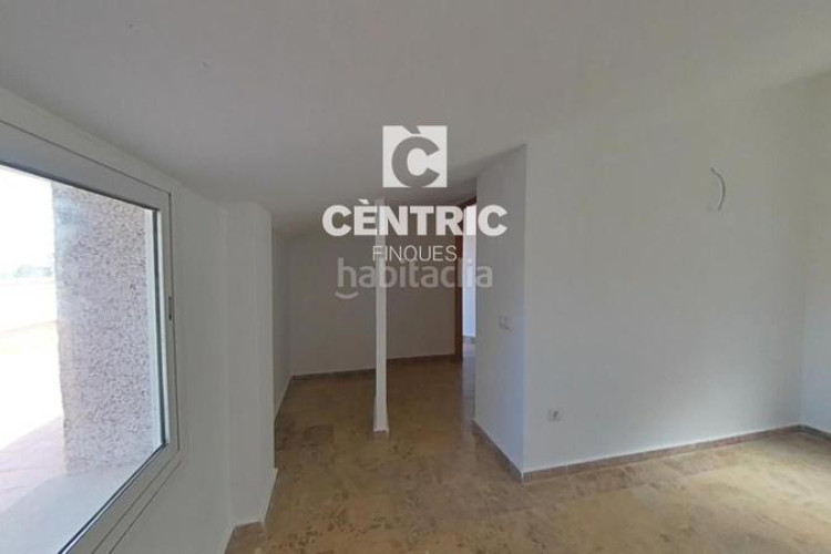 Dúplex piso espacioso con 4 habitaciones gran inversión ! en Terrassa
