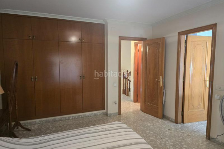 Chalet casa de 3 plantas con piscina y gran garajealmacén en Terrassa
