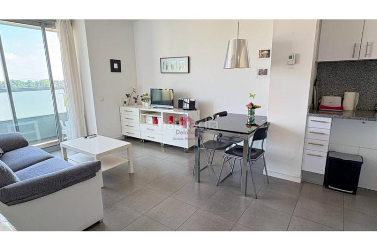 Piso  en venta con balcón a pie de comedor, parking y trastero, listo para entrar a vivir! en Terrassa