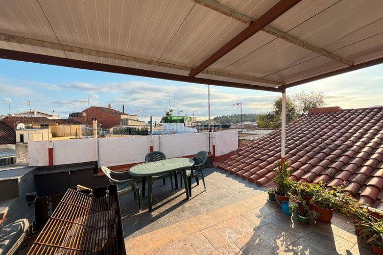Casa adosada unifamiliar adosada, 4 habitaciones, gran garaje y terraza en Terrassa