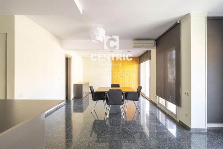 Piso  grande en perfecto estado con terraza y vistas zona vallparadis en Terrassa