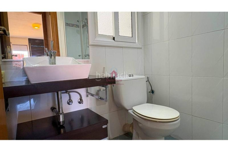 Ático  en venta tocando avda. jaume 1 de 105m construidos con salida a terraza de 18m a pie de comedor. en Terrassa