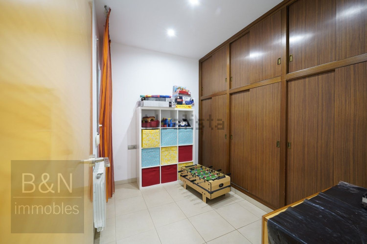 Un hogar reformado, con doble salida exterior y solo un vecino.