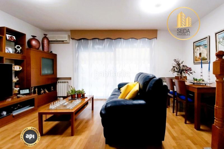 Casa impecable casa unifamiliar renovada con 4 plantas, garaje triple y estudio con chimenea en la gripia en Terrassa