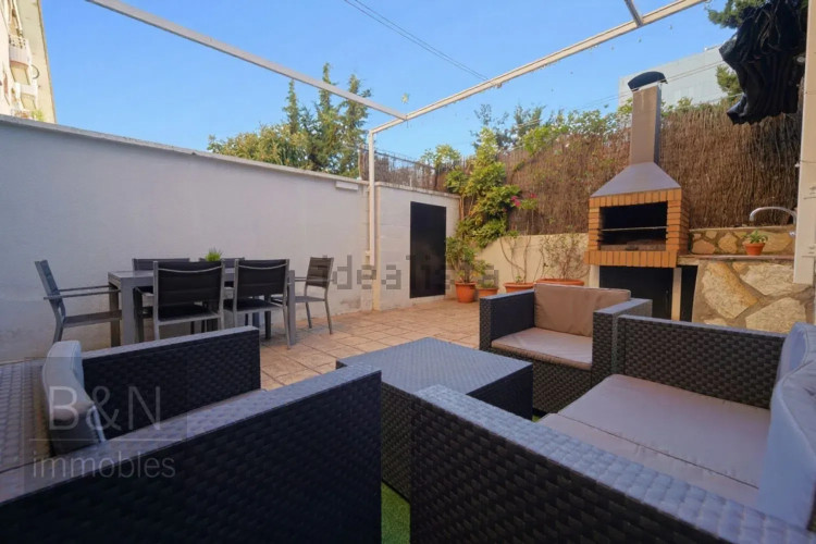 En exclusiva: planta baja con alma de hogar, gran terraza y parking en un entorno tranquilo rodeado