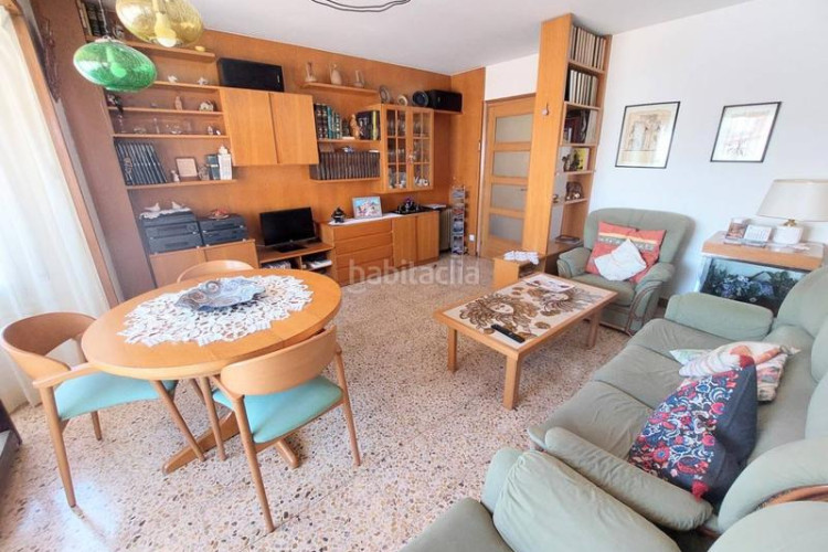 Piso gran piso en el barrio de sant pedro, 4 habitaciones. entrega inmediata en Terrassa