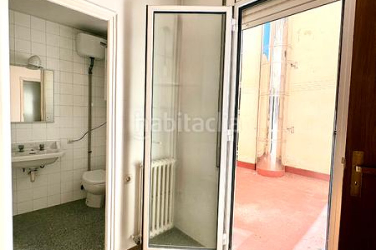 Piso  señorial único en pleno centro – 6 habitaciones, 3 baños, terraza de 200 m², parking incluido en Terrassa