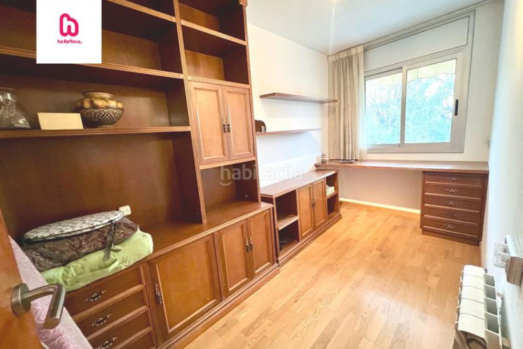 Piso  de 3 habitaciones con 2 balcones y vistas al parque sant jordi en Terrassa