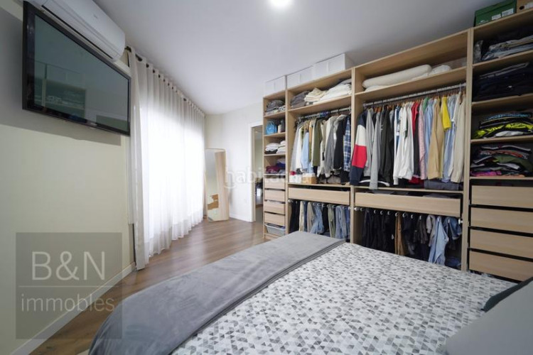 Casa  cantonera toda exterior, reformada en un estilo moderno y abierto, con una amplia terraza y gran garaje ! en Terrassa