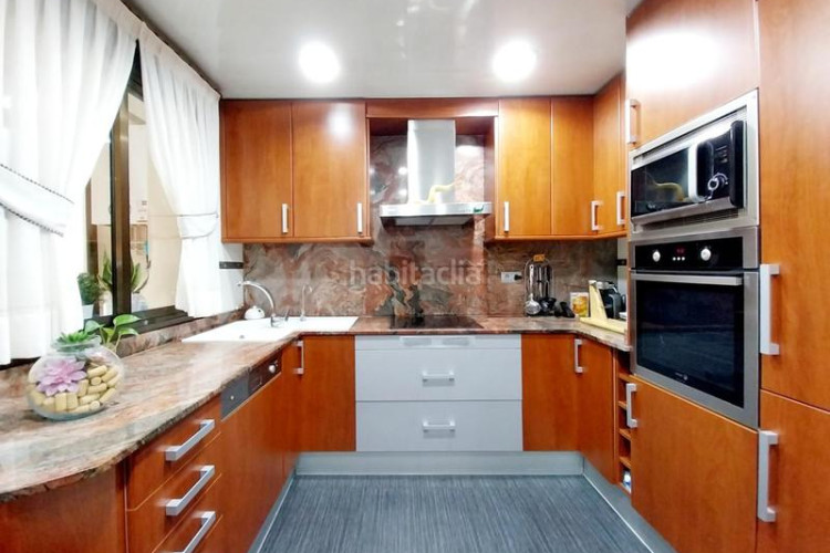 Casa magnifica casa unifamiliar de 230 m2 con 3 hab dobles y gran estudio 55 m2 en Terrassa