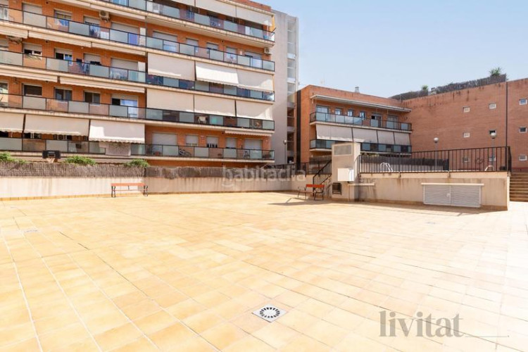 Piso en edison piso con piscina, parking y trastero en Terrassa