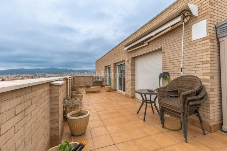 Ático  dúplex con terrazas y vistas panorámicas a un paso del centro , plaza de parking incluida en Terrassa