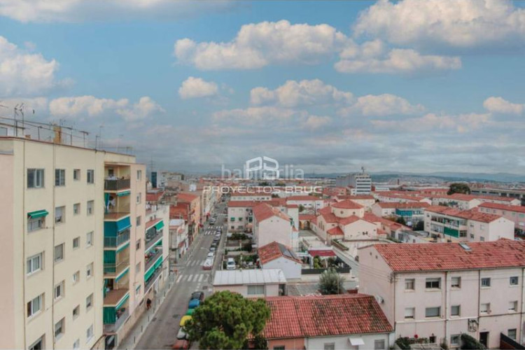 Piso ático con terraza con 5 habitaciones en can palet infórmese en Terrassa