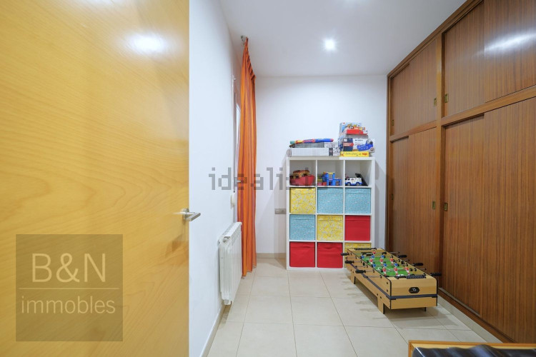 Un hogar reformado, con doble salida exterior y solo un vecino.