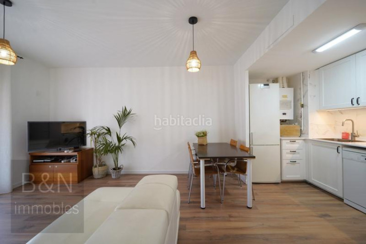 Piso una vivienda con calidez, luz y balcón recién reformado con plaza de garaje incluida en Terrassa