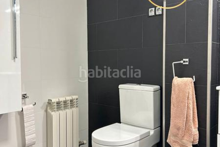 Piso amplio piso familiar con suite, balcones y parking en zona residencial tranquila en Terrassa