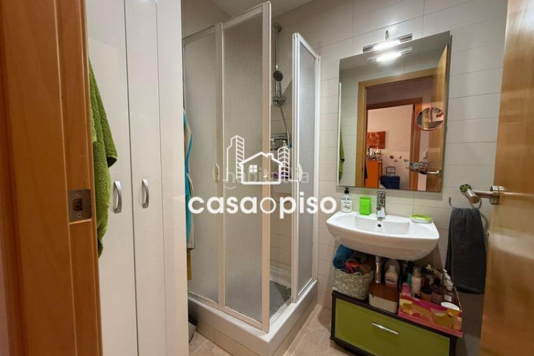 Piso acogedor piso seminuevo en ca nanglada con mucha luz, cocina americana, orientación este y construido en 2009. ideal para invertir en Terrassa