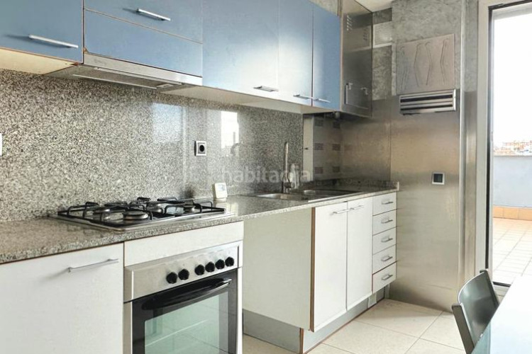 Ático atico seminuevo de 102 m2 con terraza de 53 m2 a pie de comedor con parquing y tratero incluidos en avenida madrid tocando estacio en Terrassa