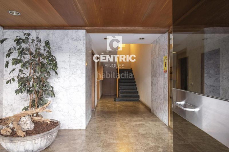 Piso  grande en perfecto estado con terraza y vistas zona vallparadis en Terrassa