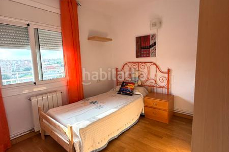 Piso zona de Ca n'Aurell. piso de 4habs. + 2lav. + balcón en angel sallent en Terrassa