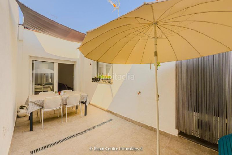 Casa adosada en exclusiva casa adosada reformada con terraza 15 m terraza solarium de 10 m en Can Palet lista para entrar a vivir en Terrassa