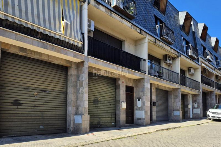 Casa magnifica casa unifamiliar de 230 m2 con 3 hab dobles y gran estudio 55 m2 en Terrassa