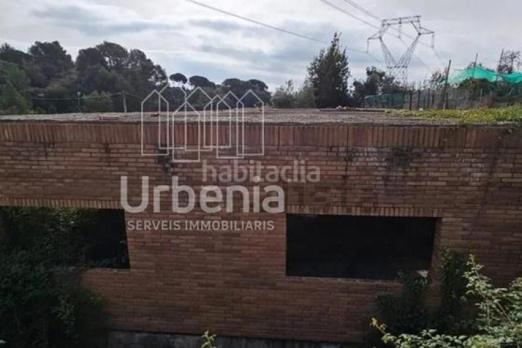 Chalet solar residencial esquinero con orientación sur en can boada, ! en Terrassa