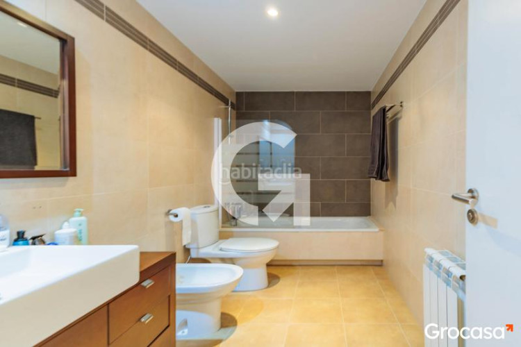 Planta baja precioso piso con terraza y parking en Can Roca en Terrassa