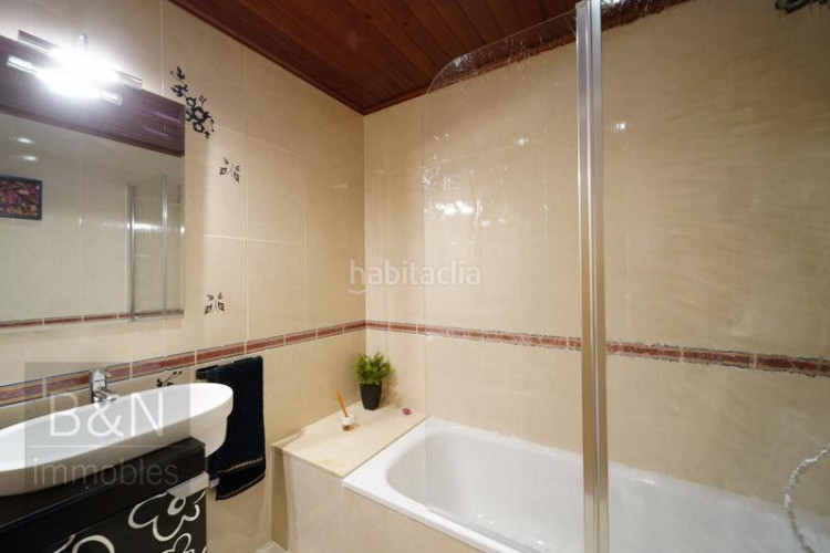 Dúplex tu hogar con alma espacio, confort, tres salidas al exterior y zona comunitaria con piscina y plaza de parking en Terrassa