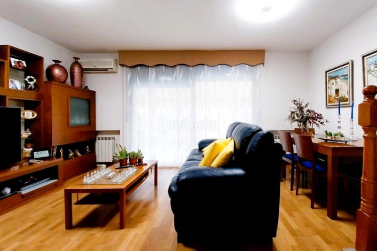 Casa adosada unifamiliar adosada, 4 habitaciones, gran patio en Terrassa