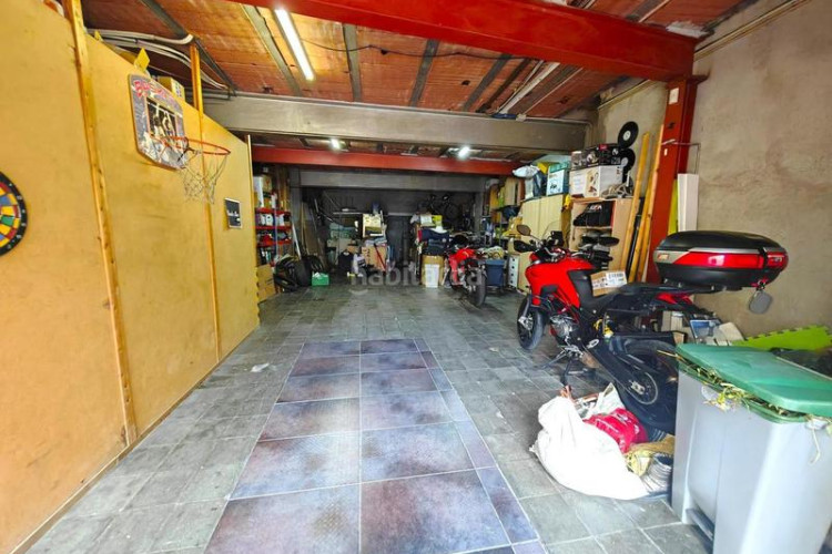 Casa  ideal para dos familias con gran patio y terraza en la gripia en Terrassa