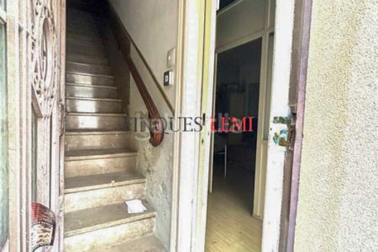 Casa adosada casa a reformar con potencial para 2 viviendas centro en Terrassa