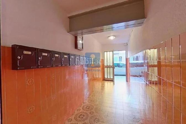 Piso inmueble ilegalmente okupado situado en la calle mossen angel rodamilans 222, bajos 4, , barcelona. en Terrassa