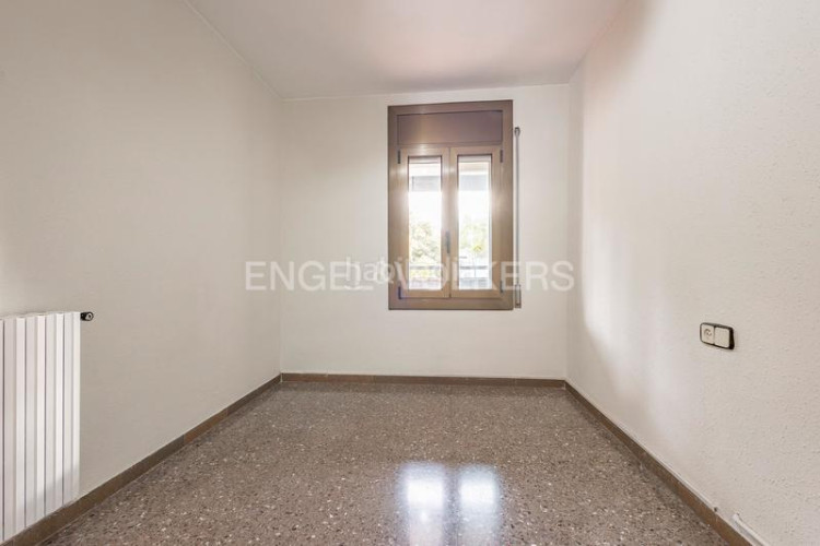 Apartamento oportunidad única! piso amplio de 99m construidos con 4 dormitorios y balcón en Terrassa