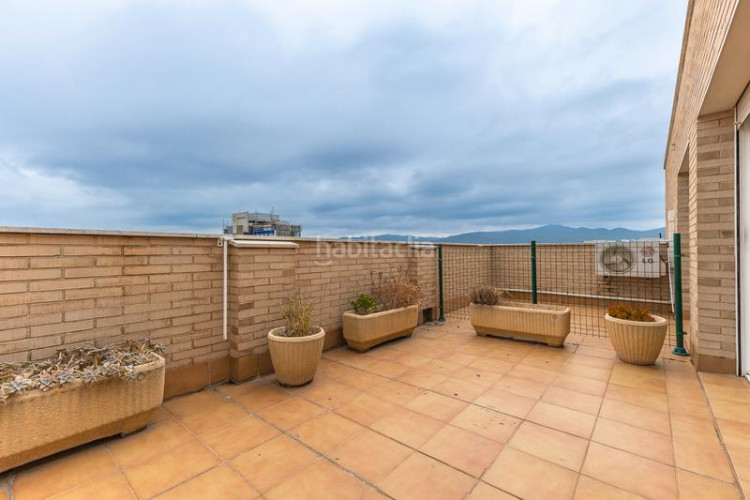 Ático  dúplex con terrazas y vistas panorámicas a un paso del centro , plaza de parking incluida en Terrassa