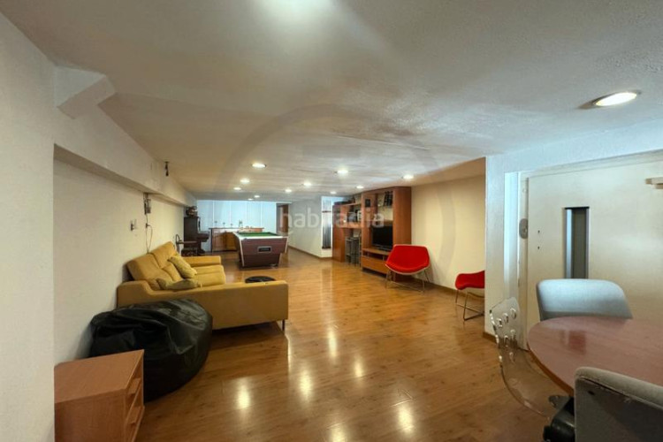 Casa adosada amplia casa adosada en La Maurina – 293 m², con garaje, ascensor y terrazas en Terrassa