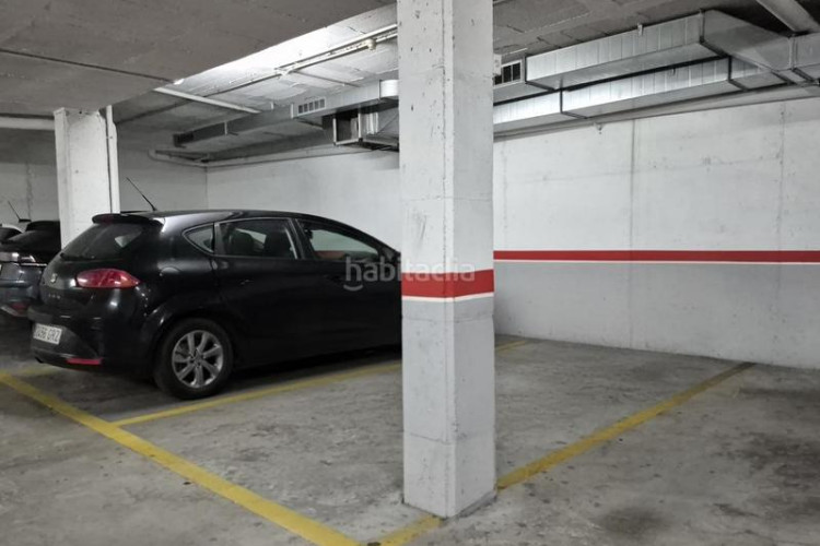 Planta baja  seminueva de 3 hab con patio de 60 m2 en rambla francesc macia en Terrassa