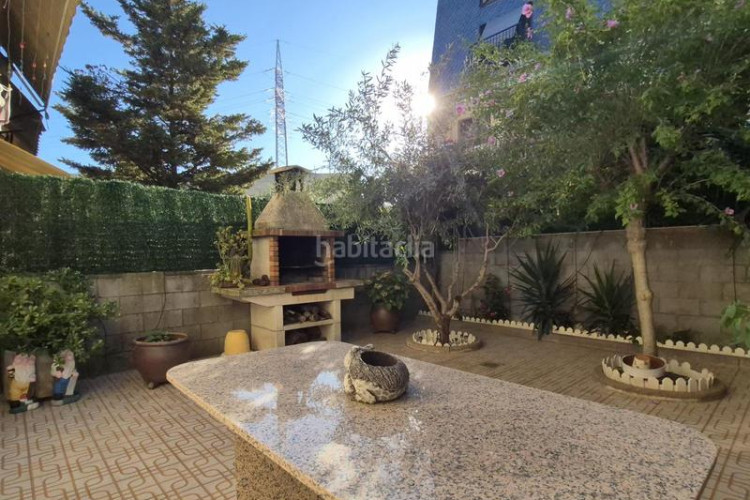 Casa magnifica casa unifamiliar de 230 m2 con garaje 3 coches, 3 grandes dormitorios, especatcular estudio 55 m2 y patio en Terrassa